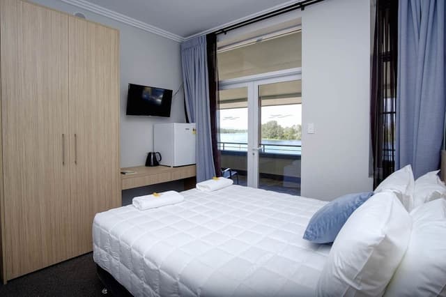 Deluxe Double Room, 1 Queen Bed, Ensuite, Lake View