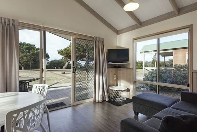Deluxe 2 Bedroom Cabin - Sleeps 5