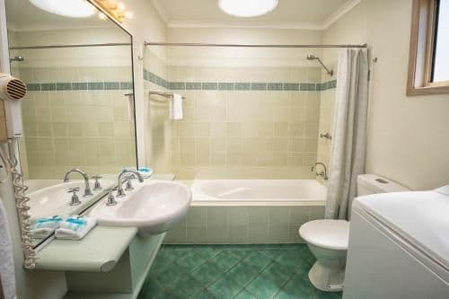 Deluxe 2 Bedroom Cabin - Sleeps 6
