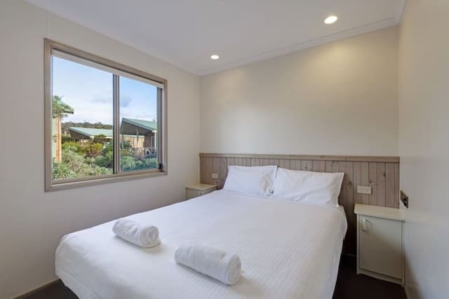 Deluxe 2 Bedroom Cabin - Sleeps 5
