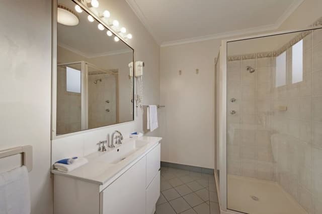 Deluxe 2 Bedroom Cabin - Sleeps 5