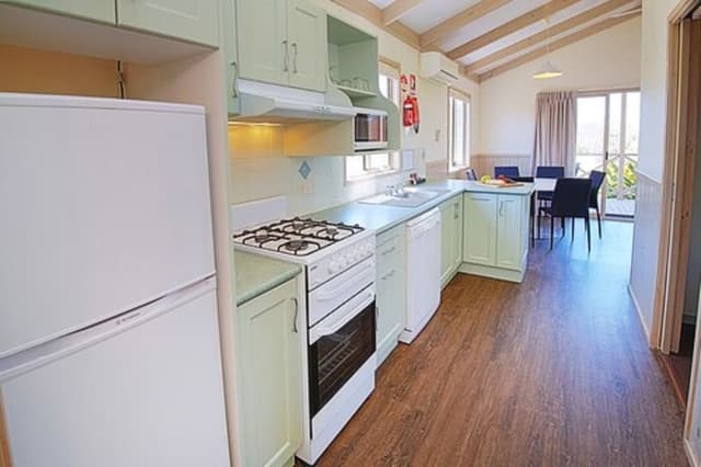 Deluxe 2 Bedroom Cabin - Sleeps 6