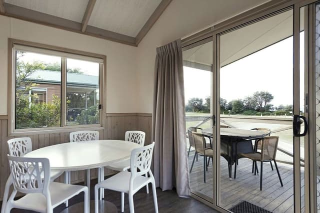 Deluxe 2 Bedroom Cabin - Sleeps 5