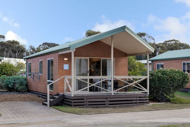 Deluxe 2 Bedroom Cabin - Sleeps 5