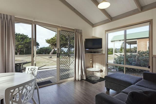 Deluxe 2 Bedroom Cabin - Sleeps 5