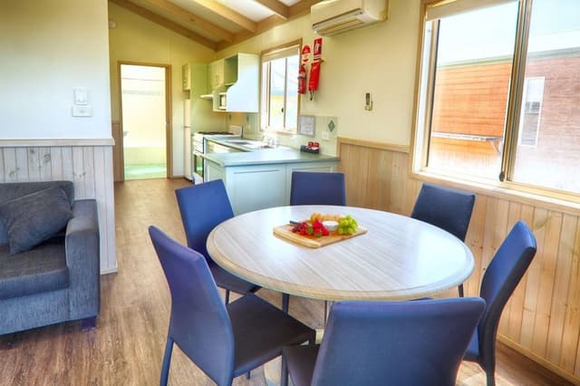 Deluxe 2 Bedroom Cabin - Sleeps 6