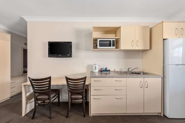 Family Room (Suite, 1 Queen Bed, 3 Single Beds)