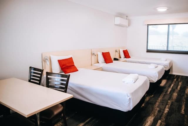 Family Room (Suite, 1 Queen Bed, 3 Single Beds)