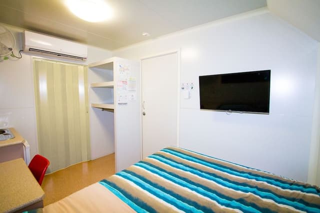 Queen Van Room