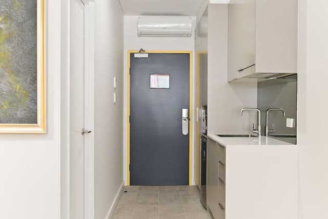 Modern Queen Suite + Grab n Go Bites