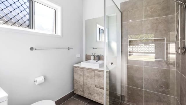 4 Bedroom Holiday Home