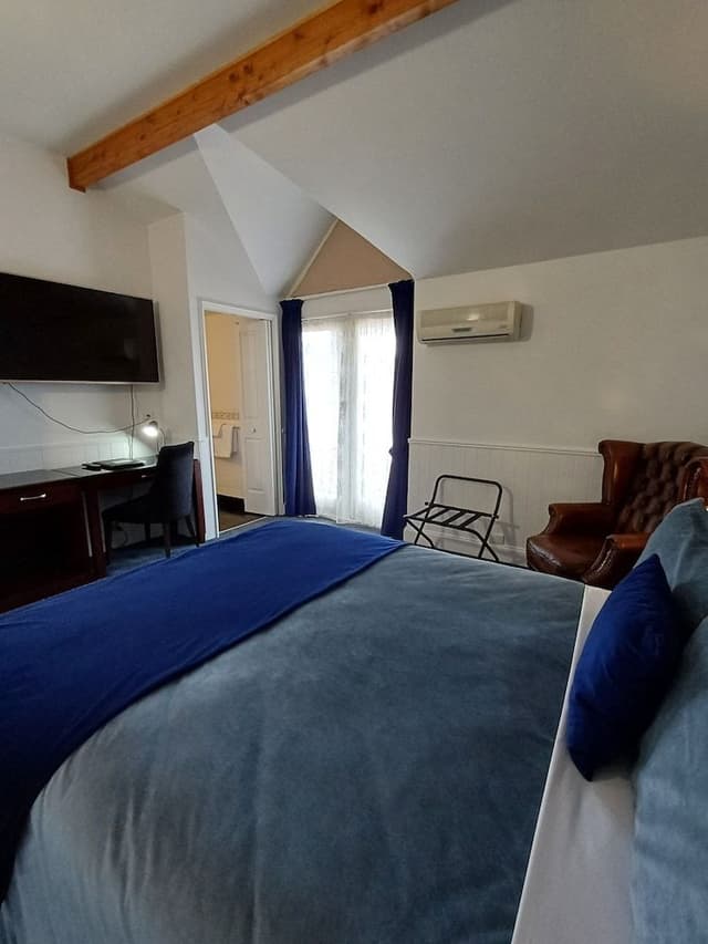 Room, Balcony