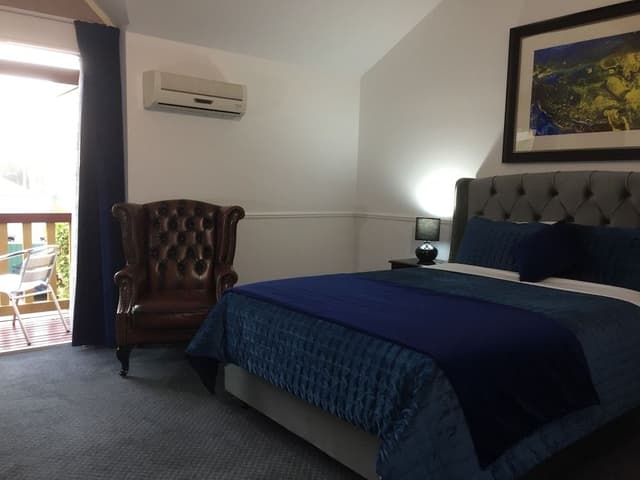 Room, Balcony