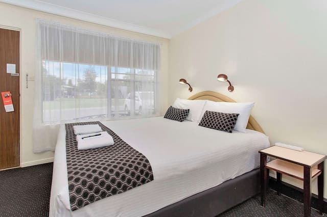 Room, 1 King Bed, Non Smoking (Upgrade)