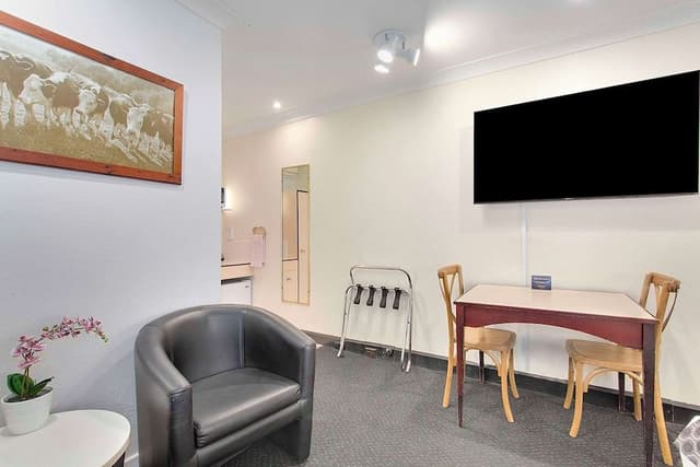Room, 1 King Bed, Non Smoking (Upgrade)