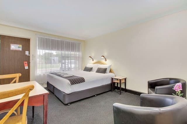 Room, 1 King Bed, Non Smoking (Upgrade)