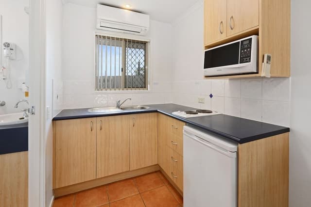 Executive Queen with Kitchenette