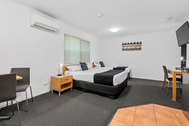 Executive Twin with Kitchenette