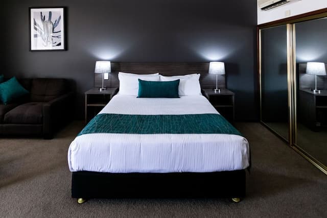 Deluxe Room, Multiple Beds, Non Smoking (Upstairs)