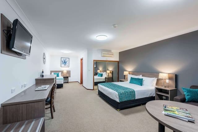 Deluxe Room, Multiple Beds, Non Smoking (Upstairs)