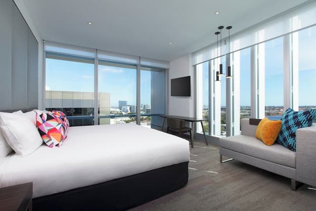 Breezy, Room, 1 King Bed, River View