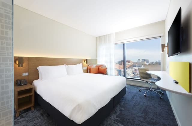 Standard Room, 1 Queen Bed (with Free Breakfast)