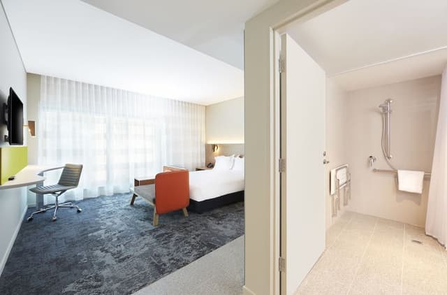 Standard Room, 1 Queen Bed (with Free Breakfast)