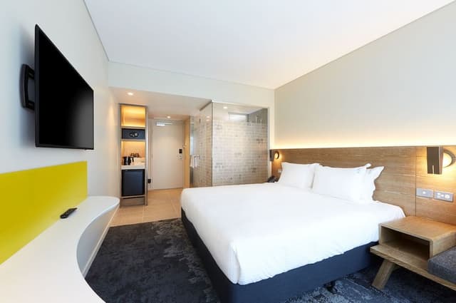Standard Room, 1 Queen Bed (with Free Breakfast)
