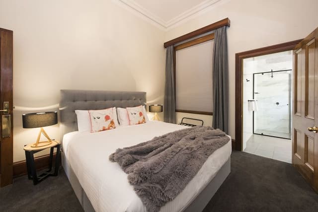 Suite 6 - Junior King Suite
