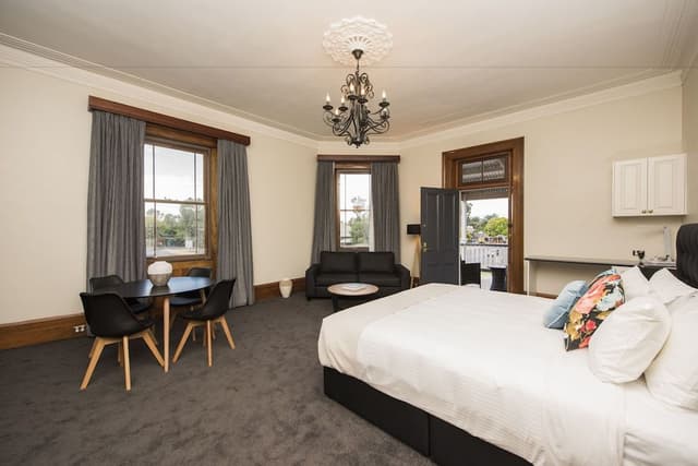Suite 1 - Superior Deluxe King Suite