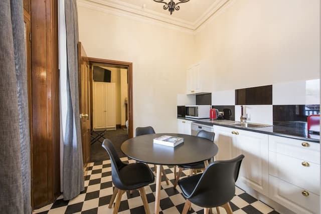 Suite 3 - Queen Apartment