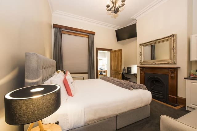 Suite 6 - Junior King Suite