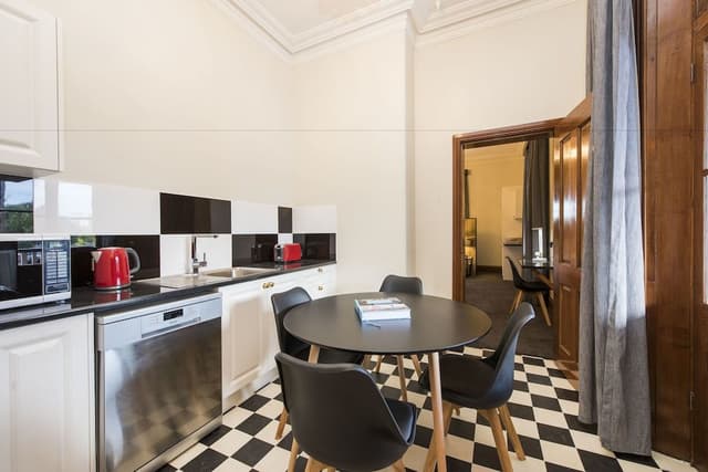 Suite 3 - Queen Apartment