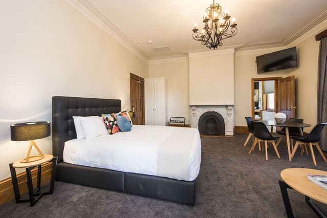 Suite 1 - Superior Deluxe King Suite