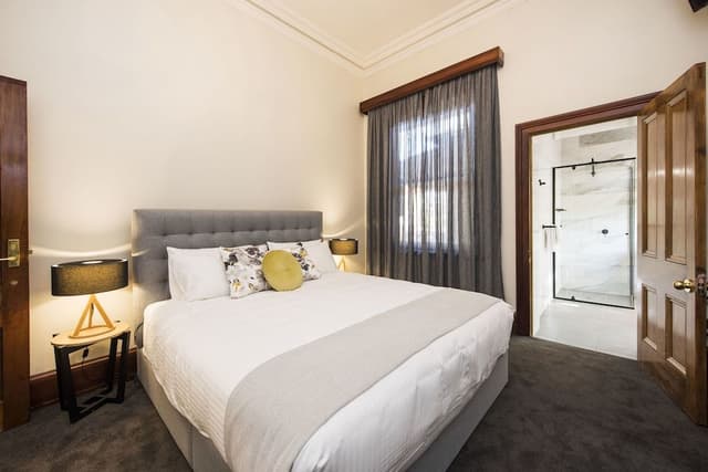 Suite 6 - Junior King Suite
