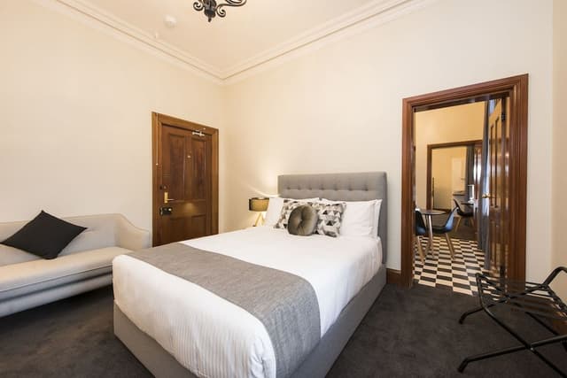 Suite 3 - Queen Apartment
