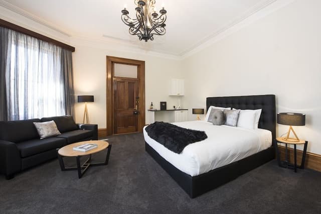 Suite 1 - Superior Deluxe King Suite