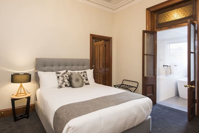 Suite 3 - Queen Apartment