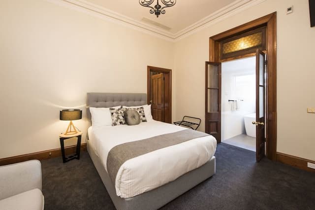 Suite 3 - Queen Apartment