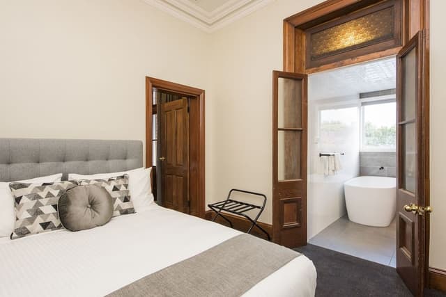 Suite 3 - Queen Apartment