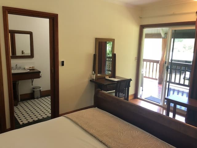 Comfort Room, 1 Queen Bed, Mountain View