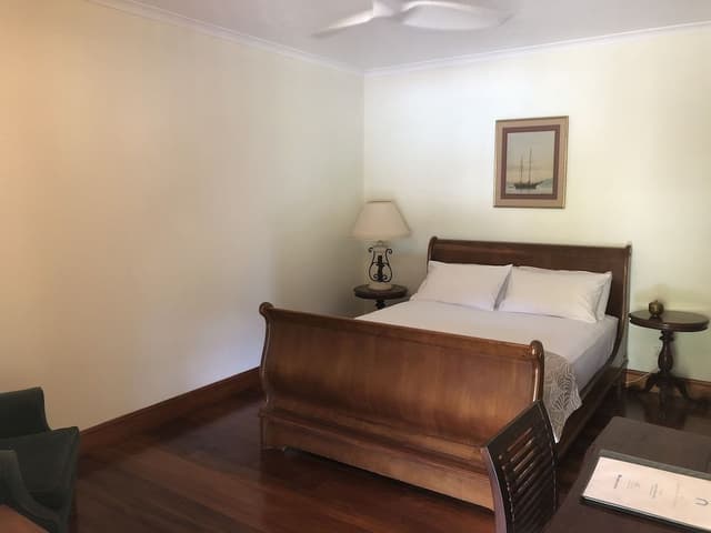Comfort Room, 1 Queen Bed, Mountain View