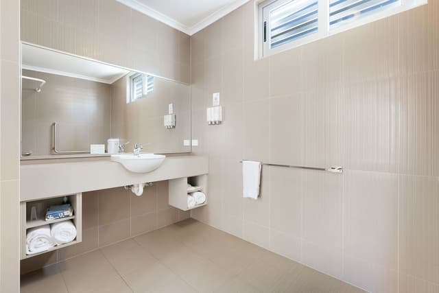 Executive Room, 1 Queen Bed, Mobility Accessible