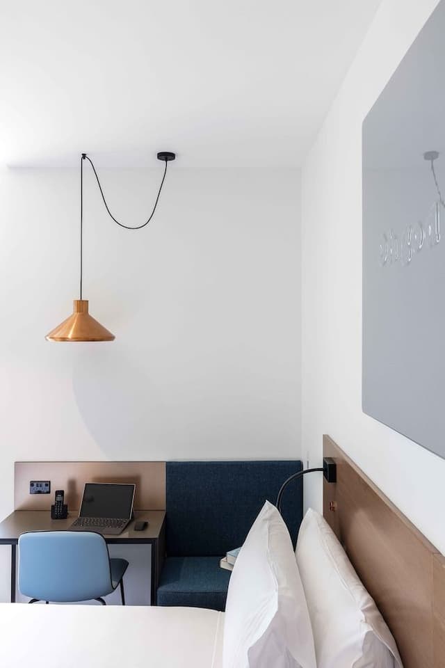 Room (Economy)