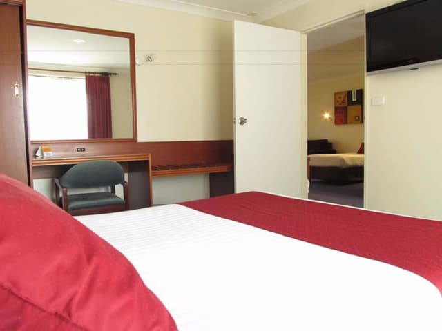 Deluxe Suite with Spa Bath and Bush View