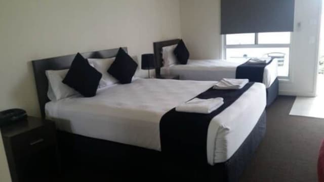 Deluxe Twin Room (1 Queen and 1 Single Bed)