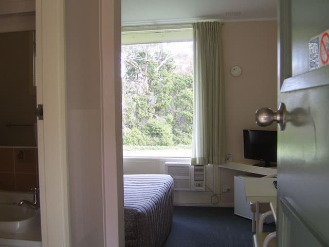 Standard Room, Non Smoking (Budget Queen Room)