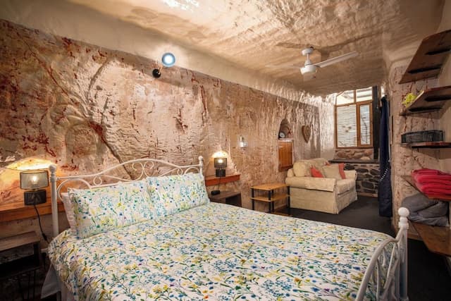 2 Bedroom Underground Home (Dinky Di's Dugout)