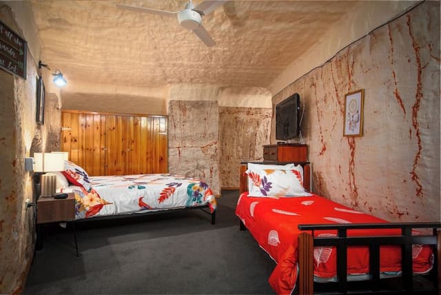 2 Bedroom Underground Home (Dinky Di's Dugout)