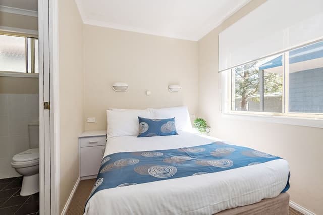 Shoalhaven Deluxe Cabin (Double + Single Bunk)